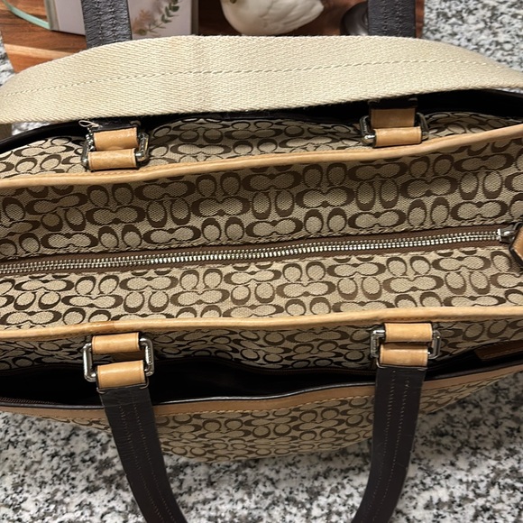 Coach Bag Extra Large~ Very Good Condition~Lots of Storage!!!! - Picture 10 of 16